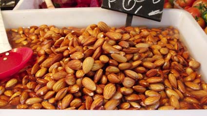 Almendras crudas en remojo